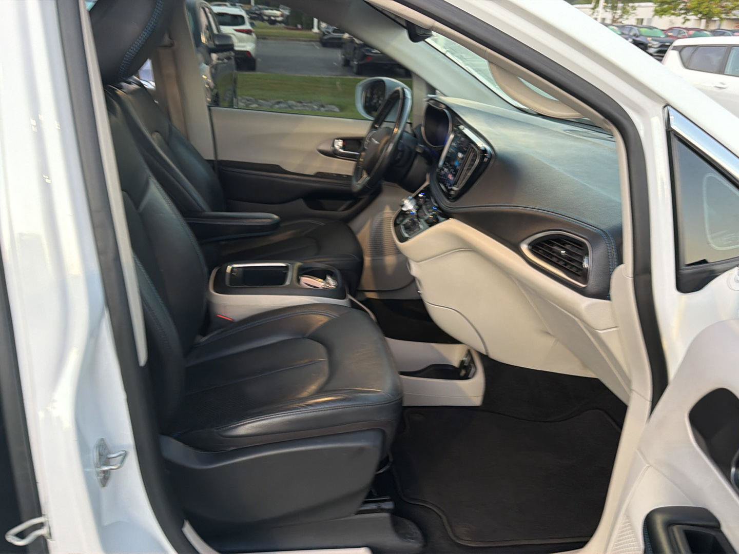 Used 2021 Chrysler Pacifica Touring-L FWD image 13