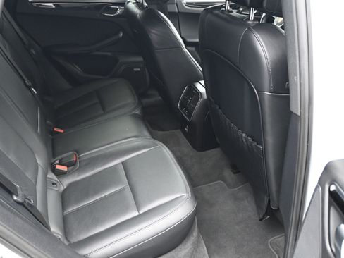 Used 2022 Porsche Macan image 10
