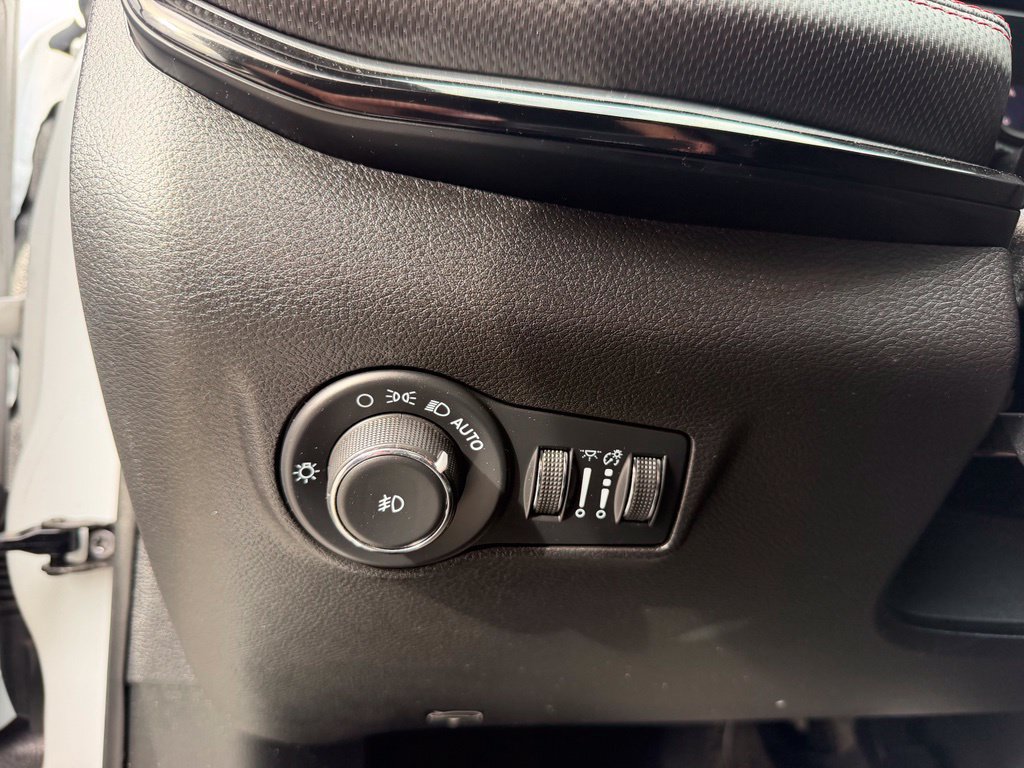 Used 2023 Jeep Compass Trailhawk w/ Trailhawk Convenience Group AWD/4WD image 22