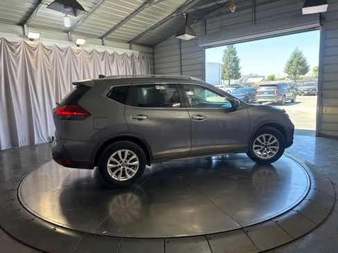 Used 2017 Nissan Rogue SV FWD image 4