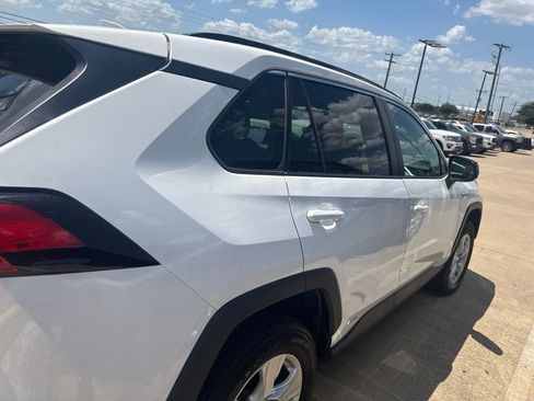 Used 2021 Toyota RAV4 LE AWD/4WD image 4