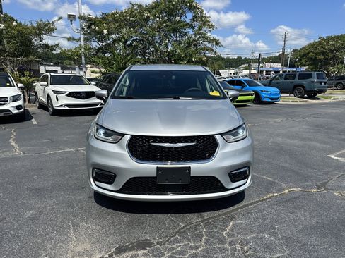 Used 2023 Chrysler Pacifica Touring-L FWD image 4