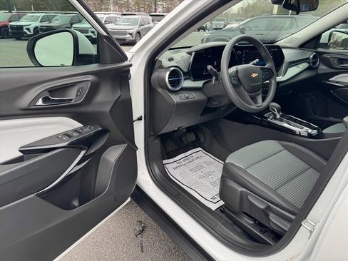 Used 2026 Chevrolet Trax LT image 13