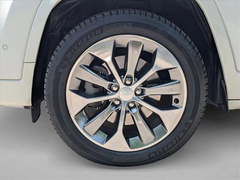 Used 2019 Jeep Cherokee Overland w/ Technology Group AWD/4WD image 23
