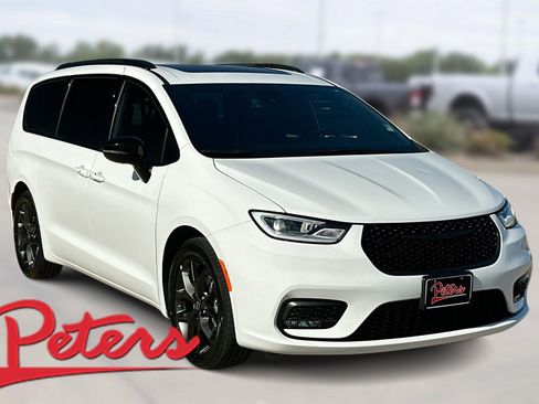 Used 2025 Chrysler Pacifica Limited image 1