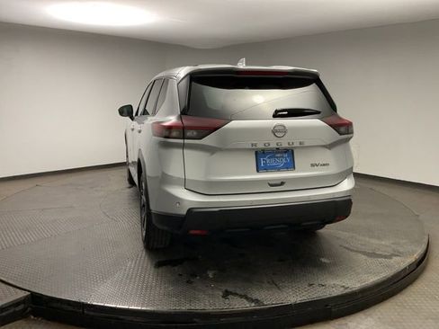 Used 2024 Nissan Rogue SV image 5