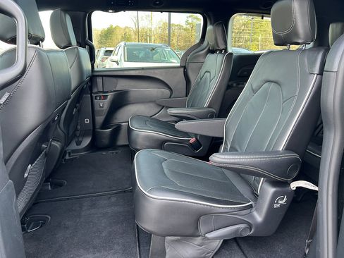 Used 2024 Chrysler Pacifica Limited w/ S Appearance Package image 33