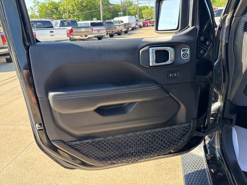 Used 2018 Jeep Wrangler Unlimited Sahara AWD/4WD image 23