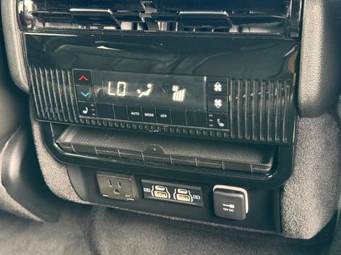 Used 2022 Jeep Wagoneer Series III AWD/4WD image 13