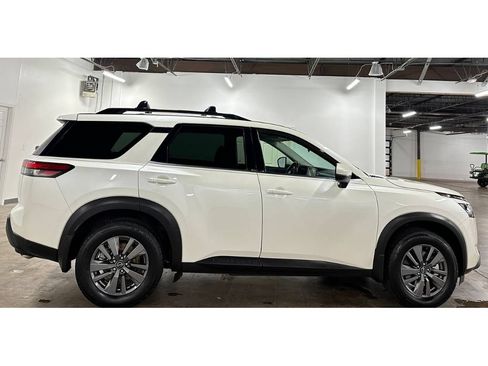 Used 2022 Nissan Pathfinder SV w/ SV Black Package FWD image 9