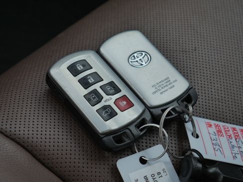 Used 2019 Toyota Sienna Limited Premium image 38