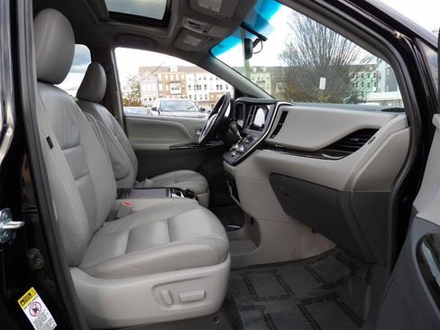 Used 2017 Toyota Sienna XLE image 18