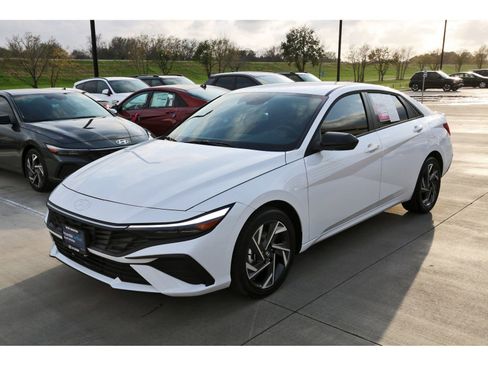Certified 2025 Hyundai Elantra SEL FWD image 3