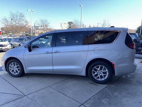 Used 2024 Chrysler Pacifica Touring-L image 8