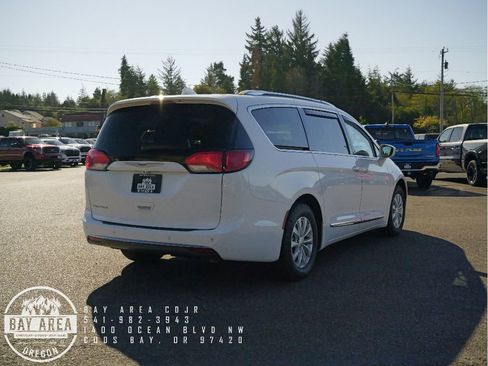 Used 2019 Chrysler Pacifica Touring-L image 5