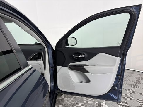 Used 2021 Jeep Cherokee Latitude Lux w/ Comfort/Convenience Group image 31