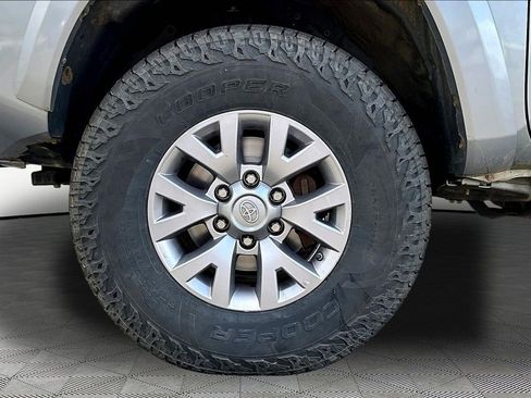 Used 2016 Toyota Tacoma SR5 w/ SR5 Appearance Package (SN) image 19