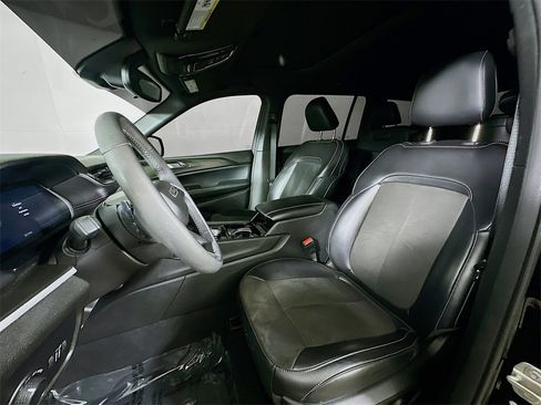 Used 2023 Jeep Grand Cherokee L Laredo image 16