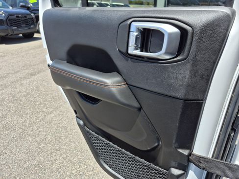 Used 2023 Jeep Gladiator Mojave AWD/4WD image 19