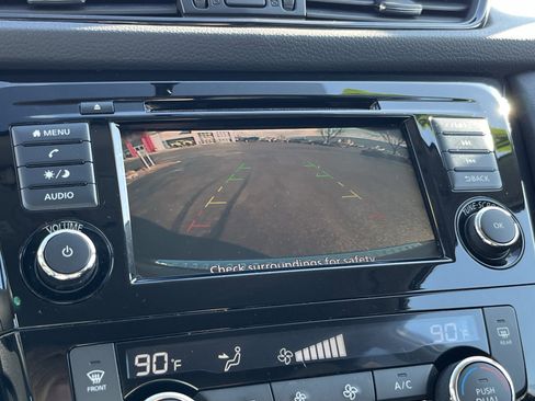 Used 2018 Nissan Rogue SV image 30