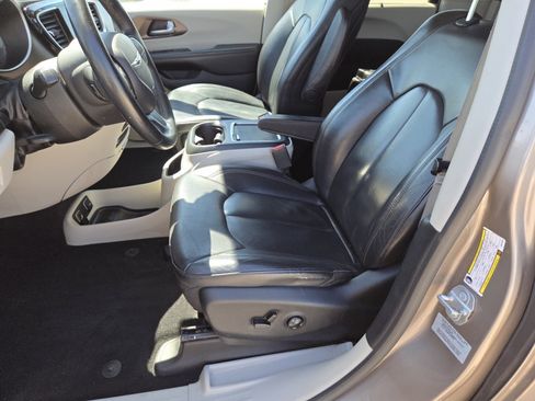 Used 2017 Chrysler Pacifica Touring-L Plus w/ Tire & Wheel Group FWD image 24