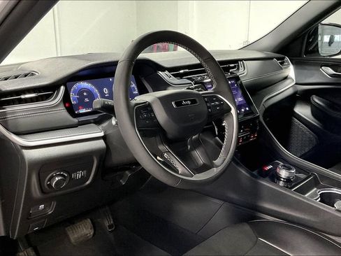 Used 2025 Jeep Grand Cherokee L Altitude RWD image 16
