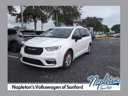 Used 2024 Chrysler Pacifica Touring-L image 1