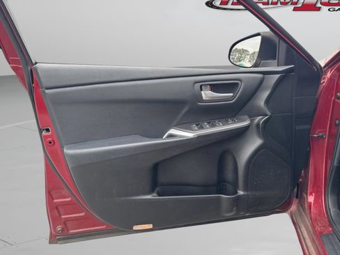 Used 2016 Toyota Camry SE w/ Moonroof Package image 24