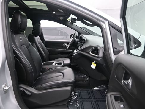 New 2026 Chrysler Pacifica Select w/ S Appearance Package AWD/4WD image 27