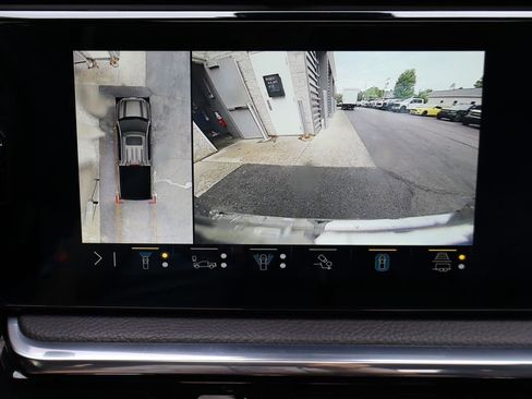 Used 2023 GMC Sierra 1500 Denali w/ Technology Package AWD/4WD image 9