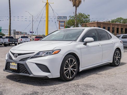 Used 2020 Toyota Camry SE image 9