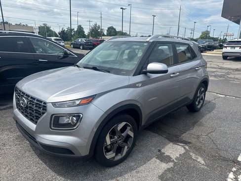 Used 2024 Hyundai Venue SEL FWD image 1