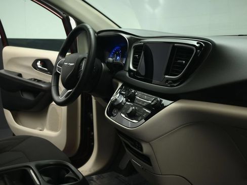 Used 2020 Chrysler Pacifica Touring w/ Tire & Wheel Group FWD image 55