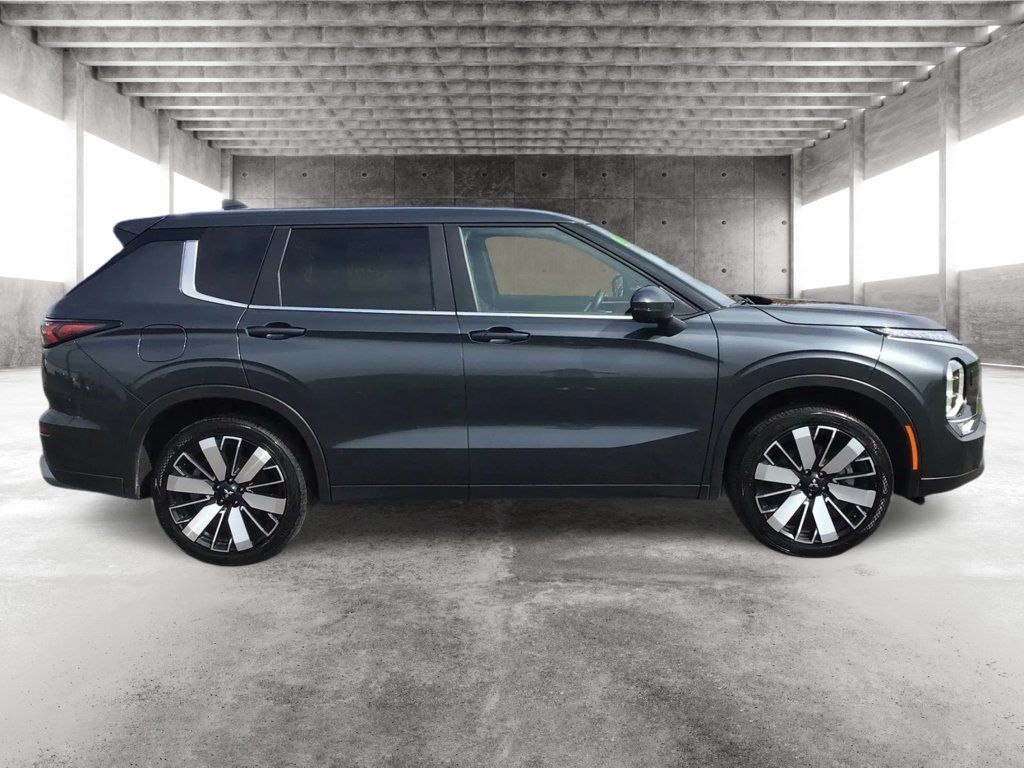 Used 2025 Mitsubishi Outlander AWD image 4