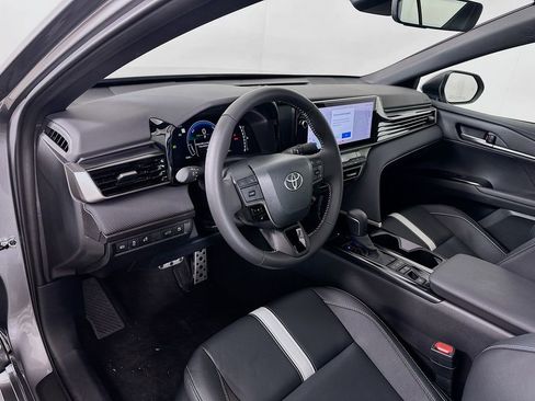 Used 2025 Toyota Camry SE image 9