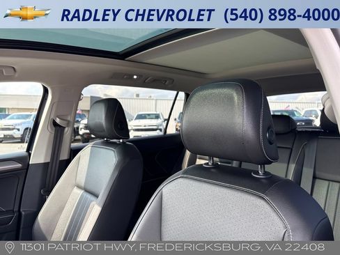 Used 2024 Volkswagen Tiguan SE w/ Panoramic Sunroof Package AWD/4WD image 3
