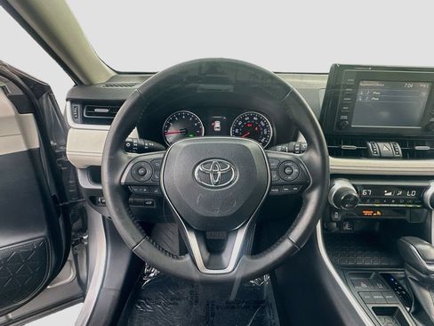 Used 2019 Toyota RAV4 XLE Premium FWD image 11