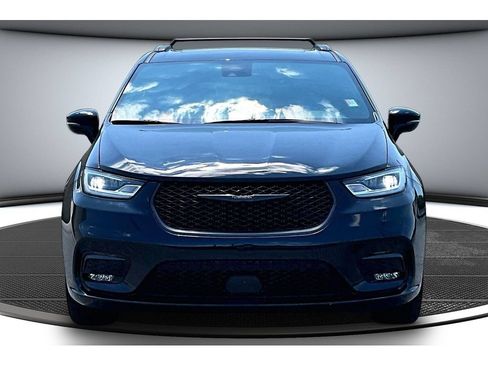 Certified 2025 Chrysler Pacifica Limited FWD image 4