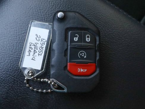 Used 2022 Jeep Wrangler Unlimited Sahara AWD/4WD image 38