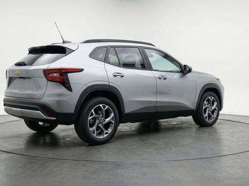 Used 2025 Chevrolet Trax LT FWD image 9