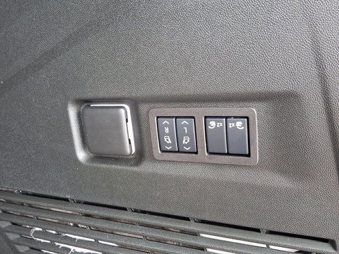 Used 2024 Chevrolet Suburban High Country image 40