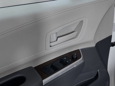 Used 2024 Toyota Sienna LE image 17