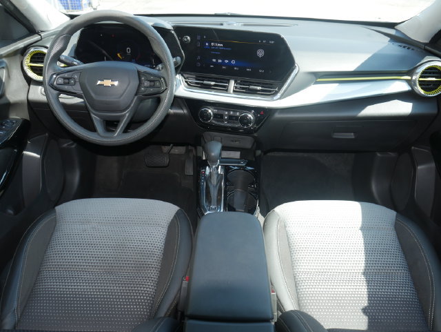 Used 2025 Chevrolet Trax LT FWD image 5