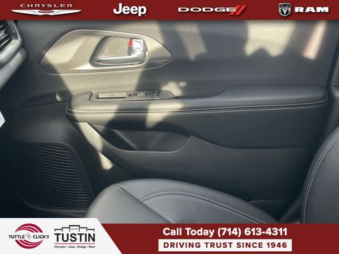New 2026 Chrysler Pacifica Select FWD image 21