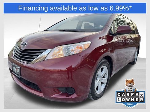 Used 2014 Toyota Sienna LE image 1