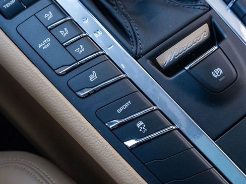 Used 2018 Porsche Macan image 22