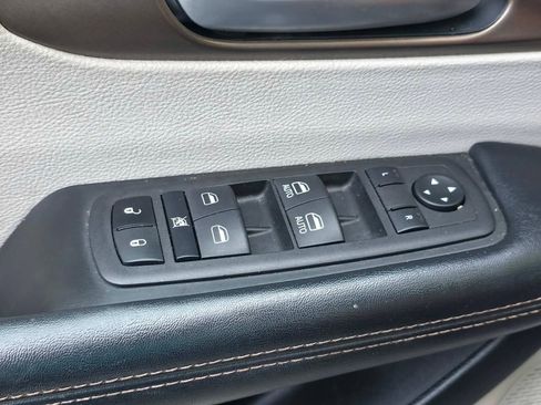Used 2017 Chrysler Pacifica Touring-L w/ Tire & Wheel Group FWD image 26