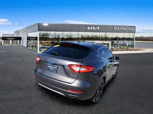 Used 2018 Maserati Levante GranLusso AWD/4WD image 3
