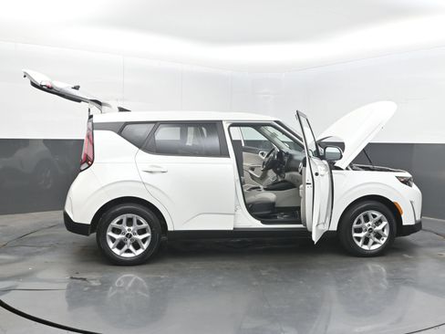 Used 2024 Kia Soul LX w/ Option Group 015 FWD image 41