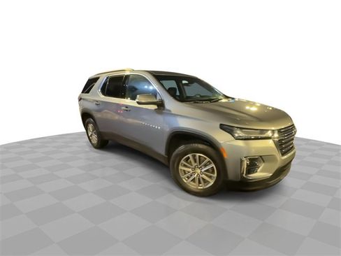 Used 2023 Chevrolet Traverse LT image 2